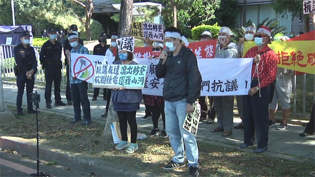 蔣月惠率屏東村民丟墊板抗議　要友達撤光電板