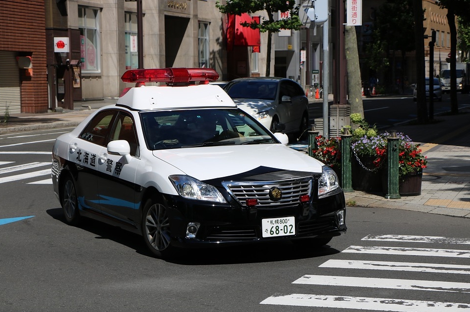 疑酒後起衝突！日國會議員秘書開車衝撞友人　涉殺人未遂被捕