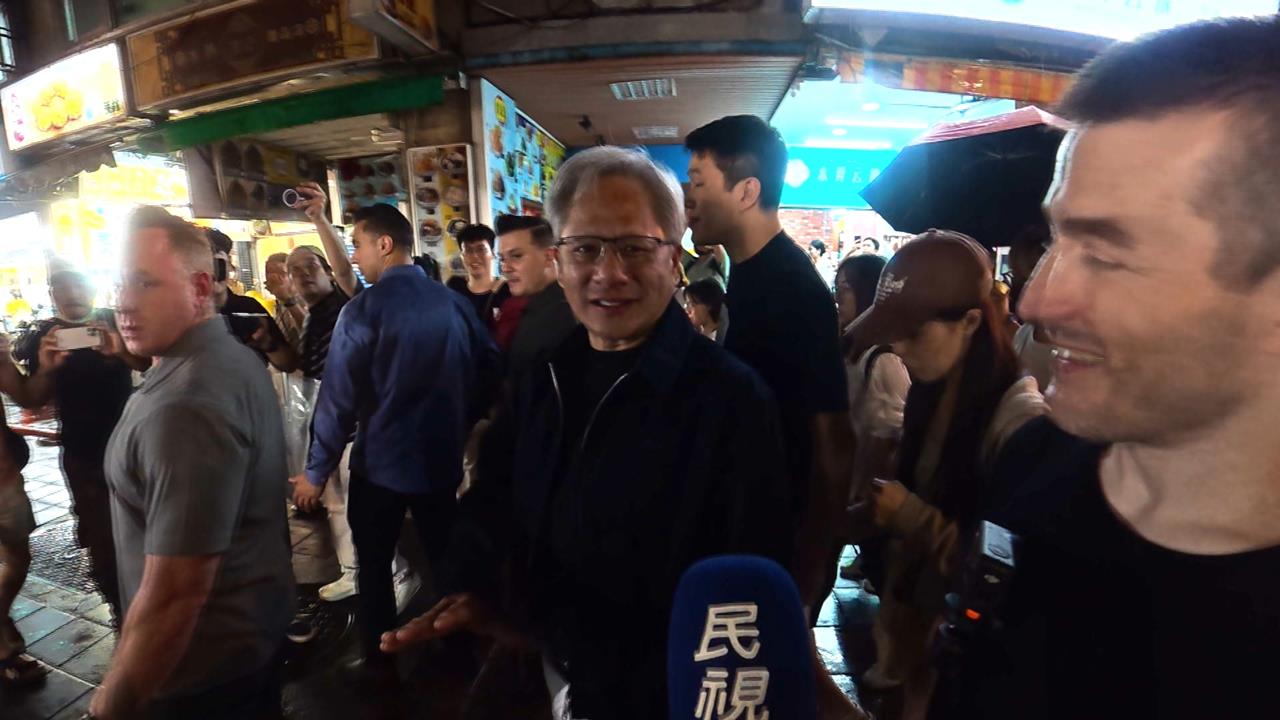 黃仁勳雨天也要逛！　離台前最後一夜　帶Lex逛寧夏夜市大啖台灣味