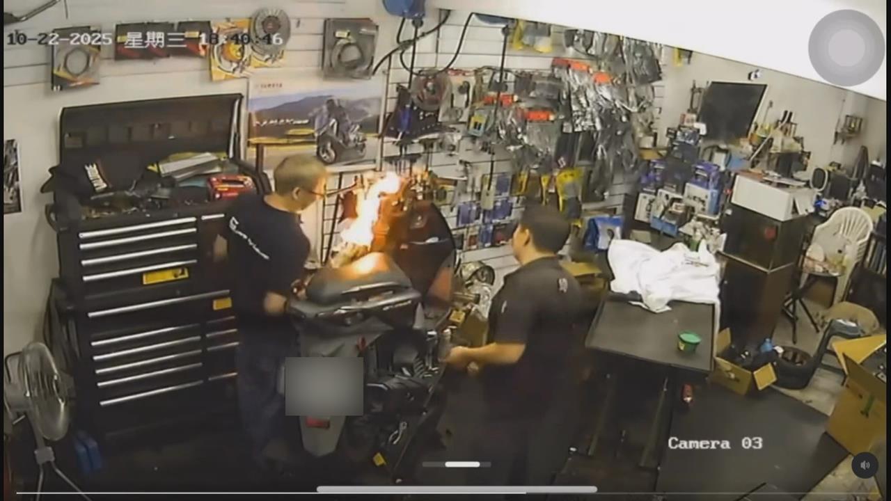 修復氧化車殼！　機車行噴槍「瞬間竄火」燒維修技師