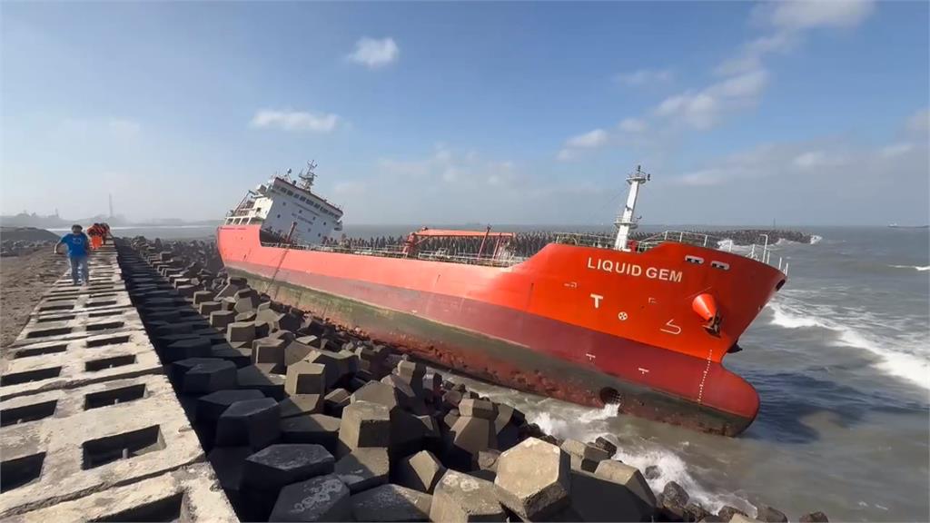 巴拿馬籍油輪台中外海擱淺　14人獲救1人落海失蹤