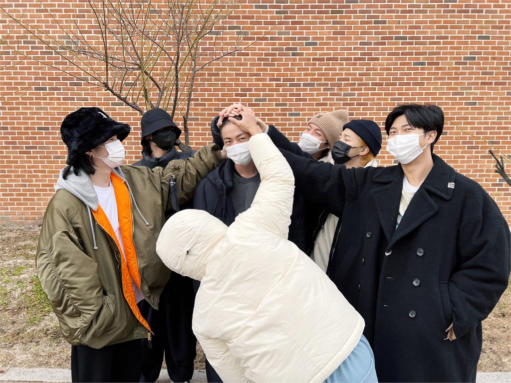 BTS 成員Jin今日入伍　官方推特曝團員合照喊：哥！平安歸來