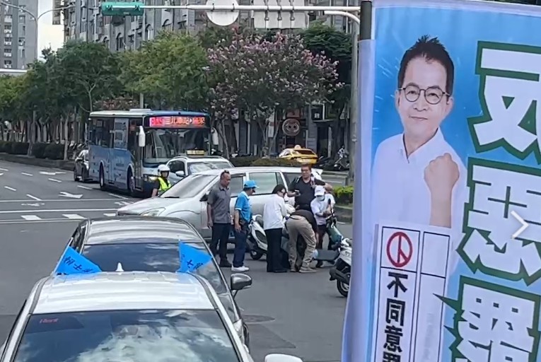 快新聞／盧秀燕陪賴士葆車掃與罷團擦身而過　下一秒遇「突發事件」