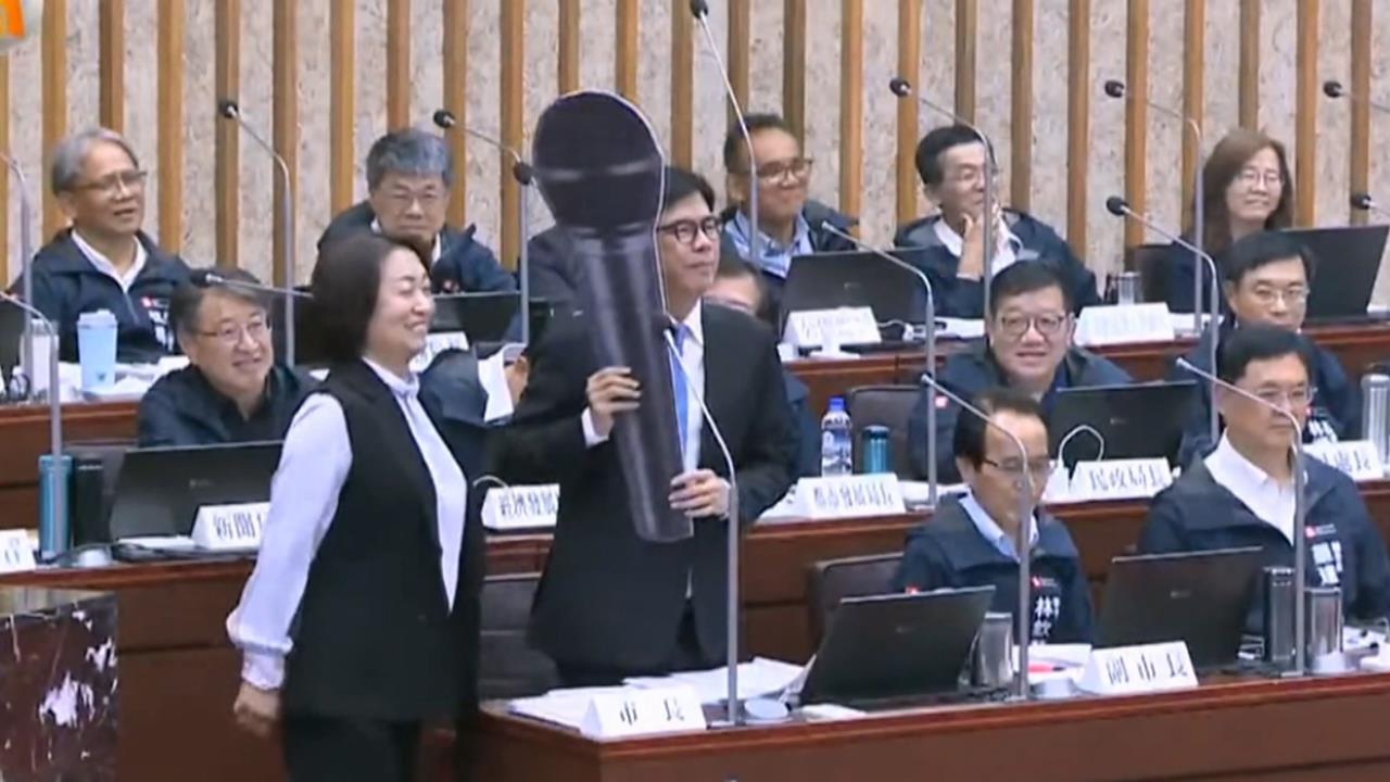 議員送「超大麥克風」籲挑戰2028　陳其邁神回應