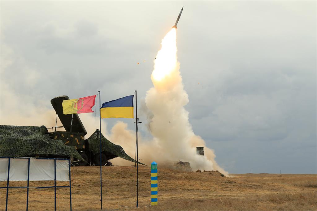 快新聞／戰火激烈！ 烏克蘭宣稱：擊落一架俄軍傘兵運輸機