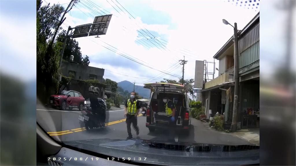 男子遭虎頭蜂螫過敏昏迷　警載送下山救護車接力送醫