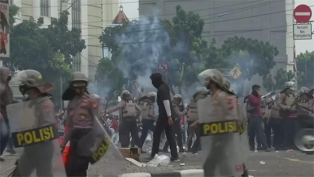 印尼經濟新法爭議多 街頭抗議火爆上演