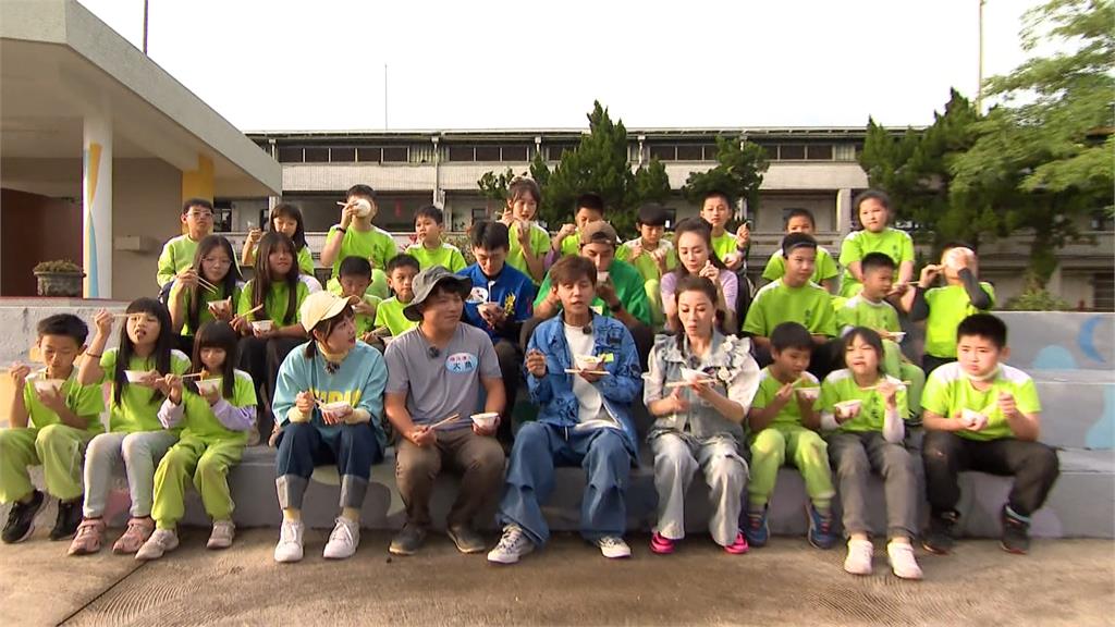 外景節目體驗「櫛瓜種植」　藝人阿翔變身「人體捕蠅片」