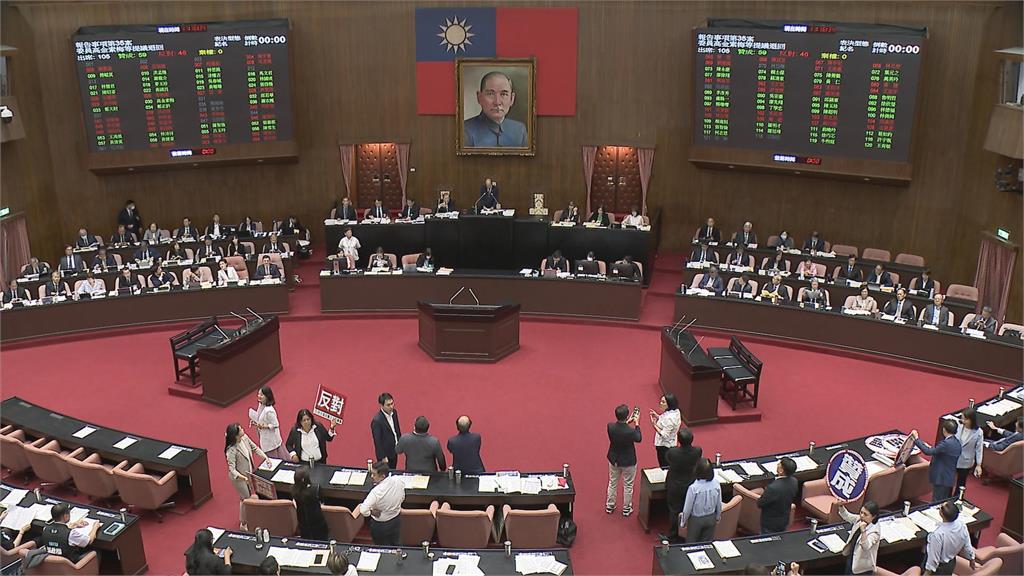 台南民進黨議員喊「協尋謝龍介」　藍黨團回擊批抹黑嗆施政無力
