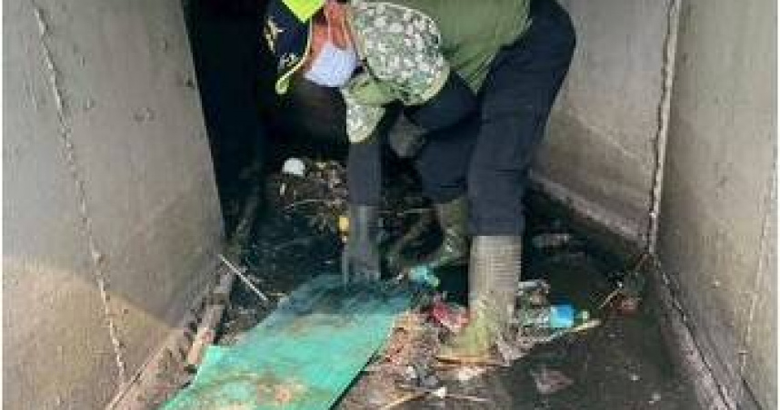 排水溝竟卡整座廁所！嘉義水上鄉驚見離奇堵塞　清潔隊苦戰才疏通