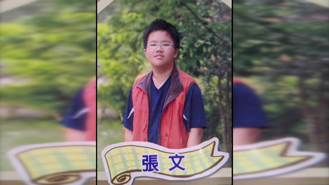 張文國小畢業照曝光！　同學憶：沒看過他發脾氣.成績還不錯