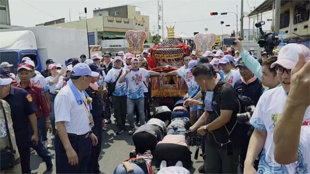 大甲媽祖遶境抵嘉義新港鄉！　縣長翁章梁親自扶轎、替台灣祈福