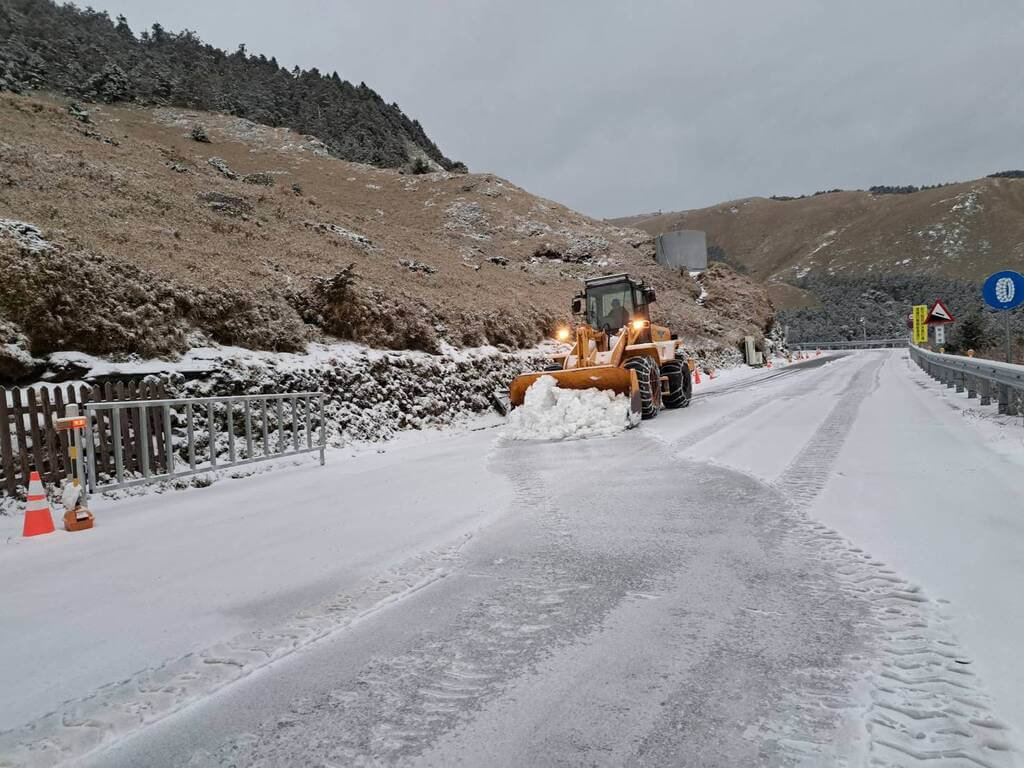 合歡山降雪　台14甲昆陽至大禹嶺須掛雪鏈通行
