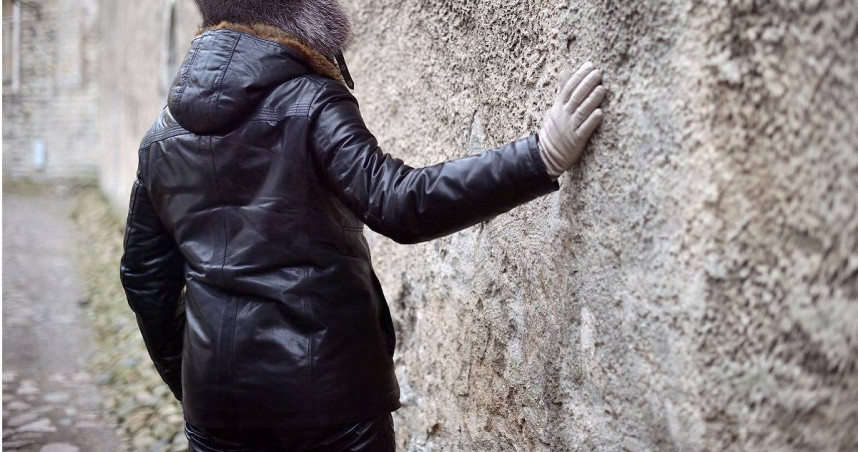 愛穿父親外套埋病根！美婦罹癌醫判剩15個月能活　切肺奇蹟續命