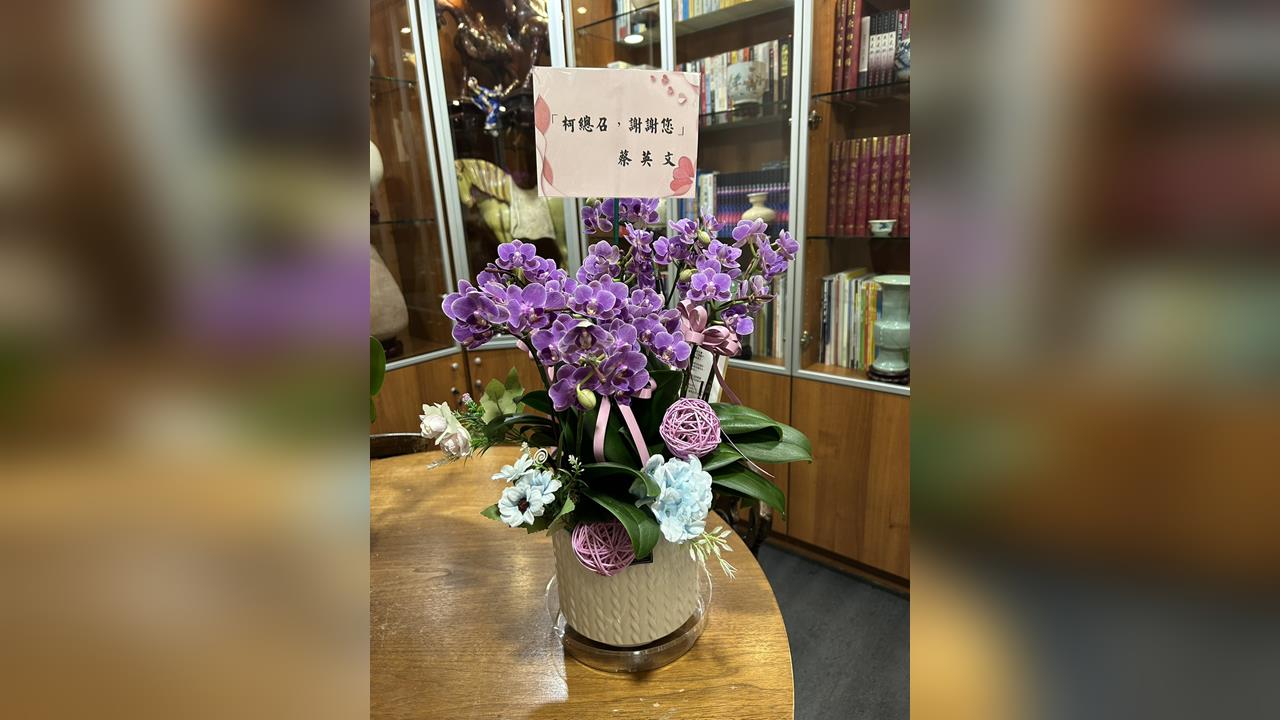 快新聞／揮別25年黨鞭生涯！柯建銘卸任總召　蔡英文親贈花籃致敬