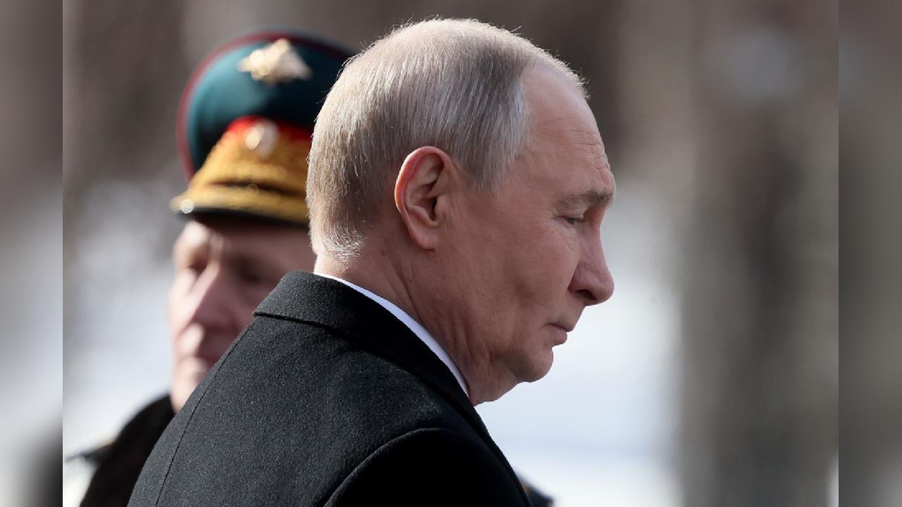 快新聞／臉腫眼垂畫面瘋傳！普丁現身軍方紀念活動　身體疑似真有狀況...