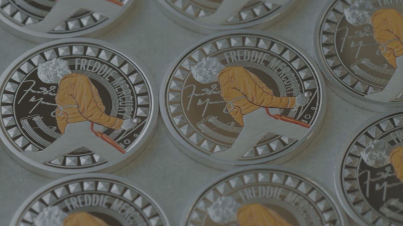 向皇后已故主唱致敬! 英國皇家重磅推「標誌性舞台」紀念幣