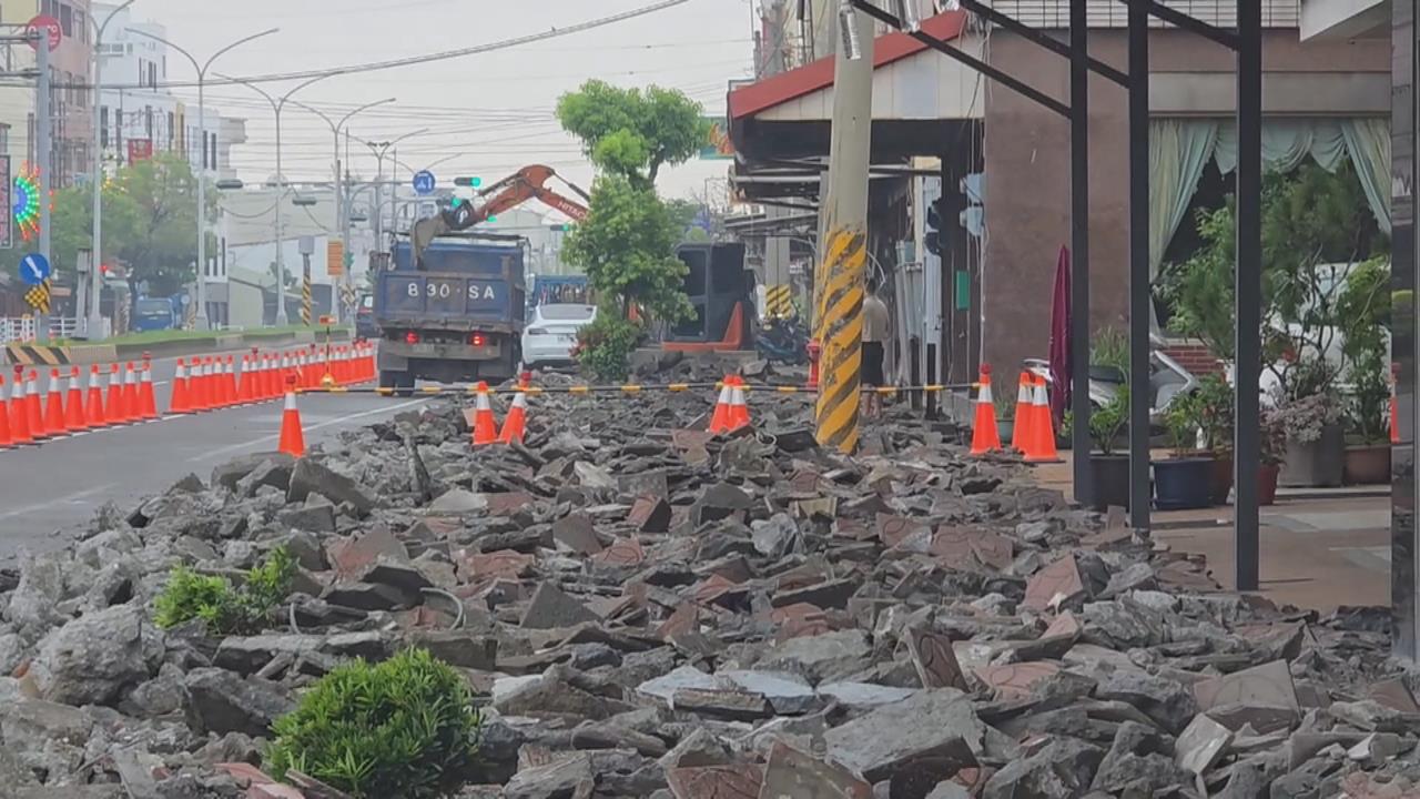 嘉義人行道施工惹民怨！　民眾怒四天無法出門、騎樓積水
