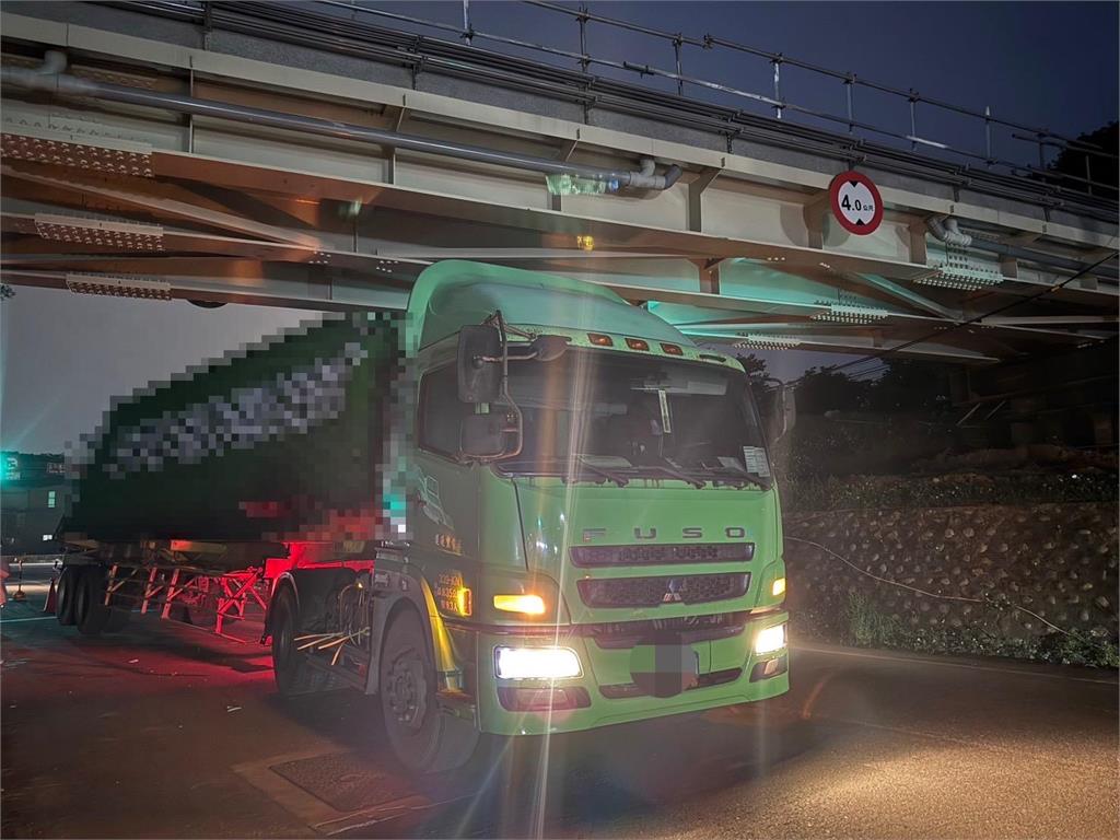 快新聞／離譜！貨櫃曳引車慘卡林口便橋　司機受傷送醫