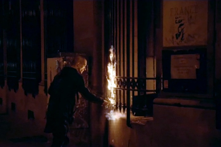 呼籲法國再次大革命 俄藝術家縱火燒法國央行