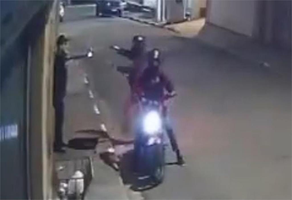 死亡現世報！搶匪持槍奪手機不知對方是武林高手　反被奪槍射殺