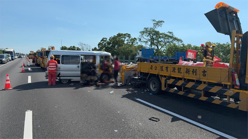 快新聞／國道猛撞防撞車！嘉義民和國中棒球隊遇車禍　8人受傷送醫
