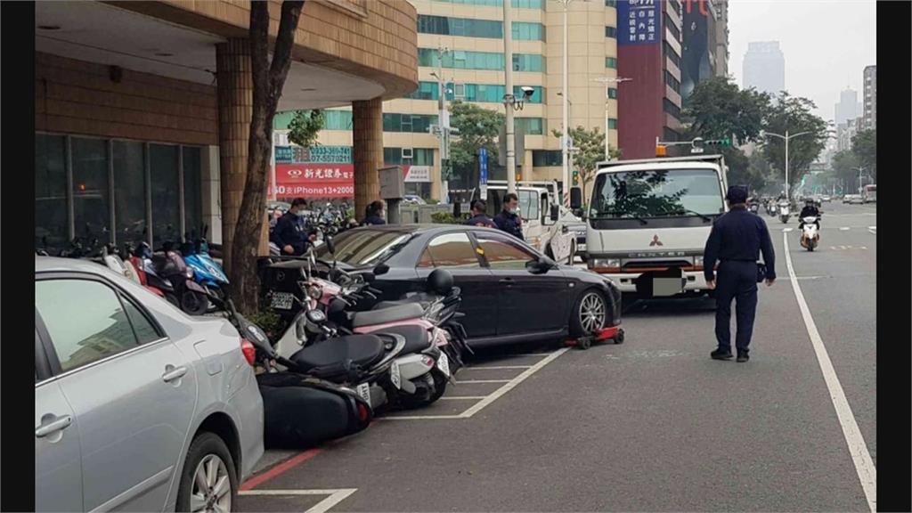 糗!拖吊違停車脫鉤 撞倒一排機車