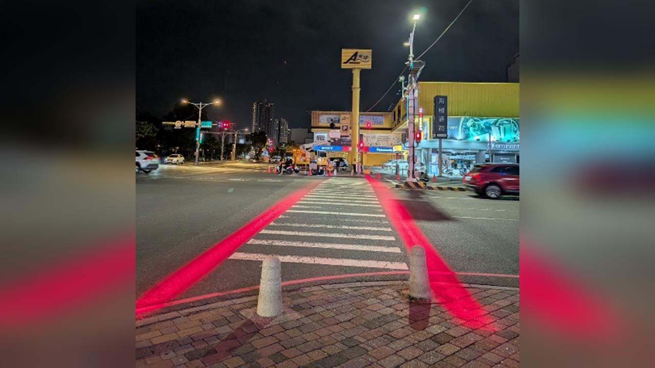 行人通過就發光! 台南市府試辦"投影警示系統"