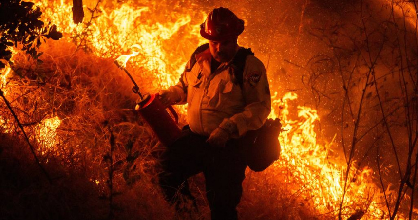 洛杉磯近郊爆野火！乾燥氣候與強風助長火勢蔓延　2萬8000人遭強制撤離
