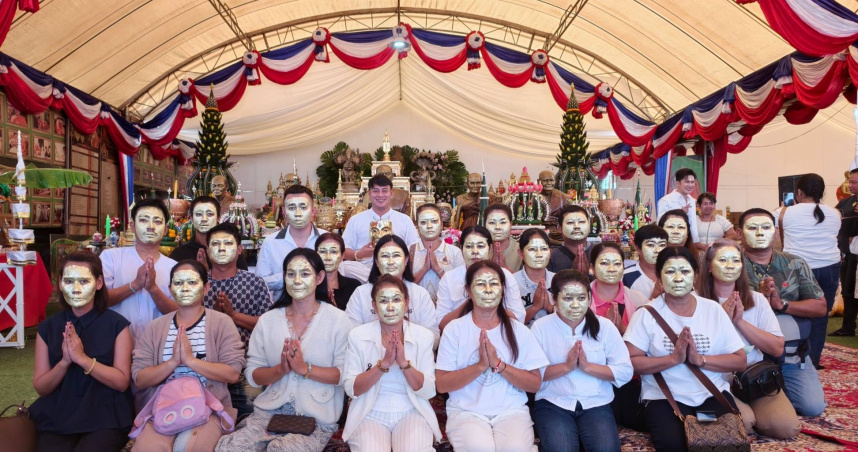 信徒「往臉上貼金」求財！　泰國寺廟爆紅：今年已5人中頭獎