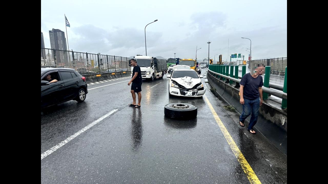 飛來橫禍! 國道貨櫃車突爆胎 後車輾胎皮零件噴飛
