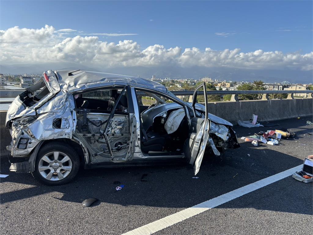 快新聞／國5南下轎車車禍「2人一度受困」　孕婦駕駛腹痛送醫