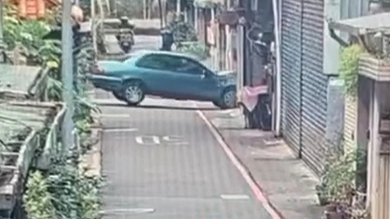 北市8旬老翁開車暴衝 "直插民宅"外牆撞破大洞