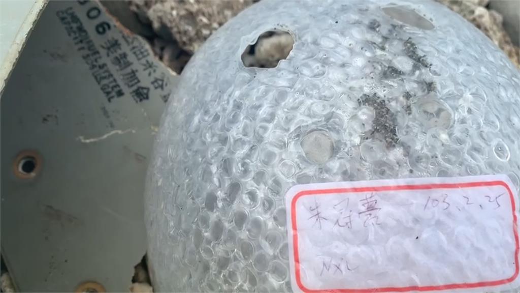 快新聞／破碎頭盔貼標籤「朱冠甍」浪打上岸 伽路蘭岸邊發現機骸