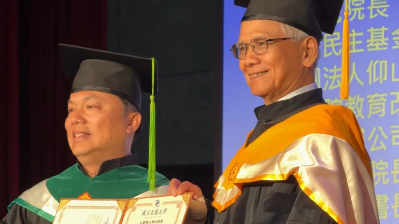 游錫堃獲頒宜大名譽博士 "水牛精神"勉勵學子