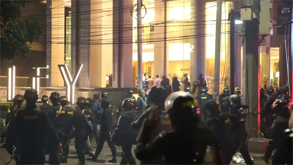 不滿選舉結果街頭抗議 警民爆激烈衝突