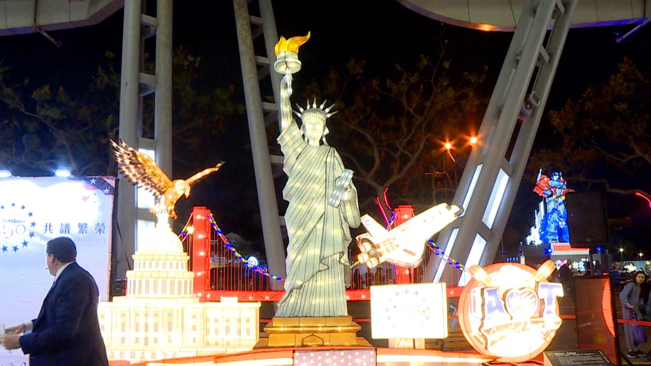 AIT首參與台北燈節！　谷立言點亮自由女神花燈　同慶自由250