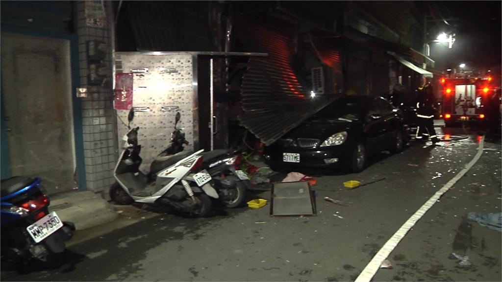 高雄鳳山暗夜氣爆  鐵門炸開壓轎車