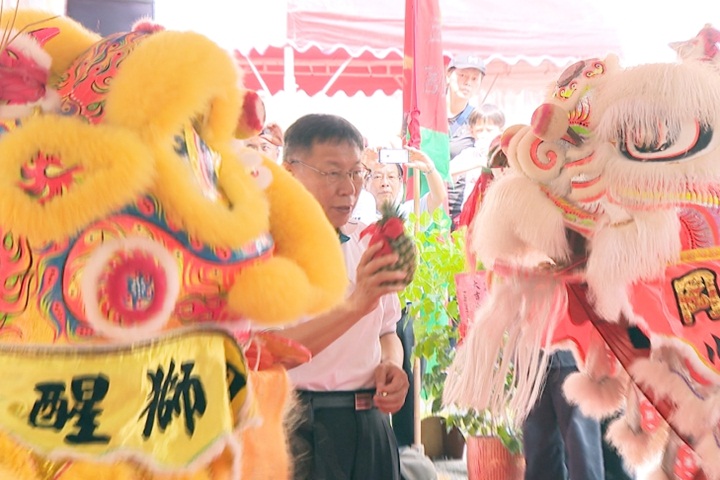 赴民進黨會洪耀福 柯文哲：相談甚歡