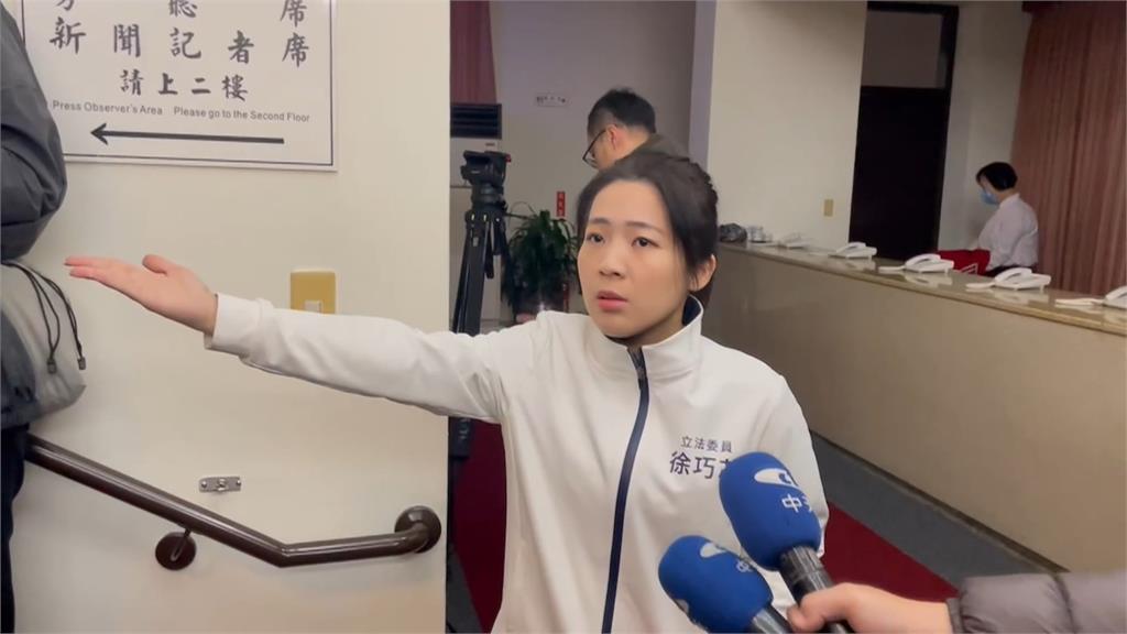立院戰場擴大藍、綠助理互嗆！　綠委助理怒槓傅崐萁、和陳玉珍對峙