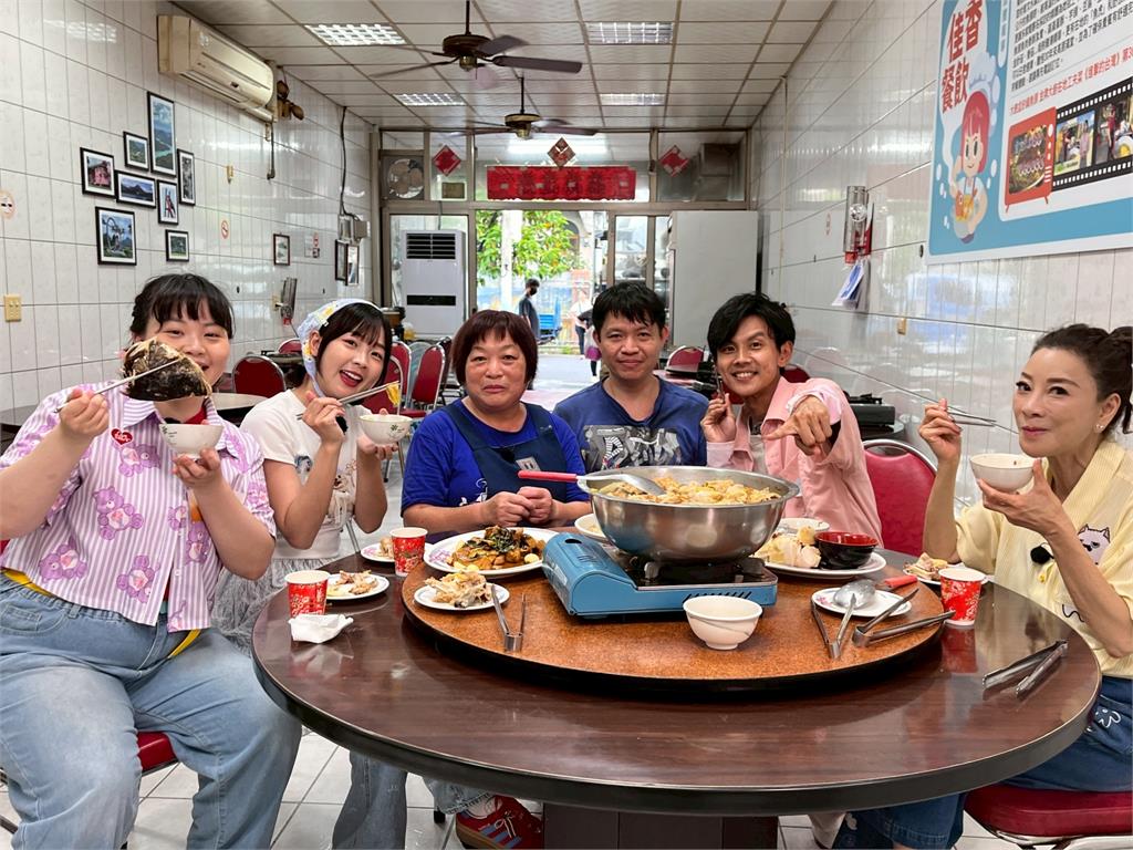 《綜藝新時代》主持群超荒謬穿西裝貼鬍子唱高音召喚山豬！職人拉小提琴還笑場