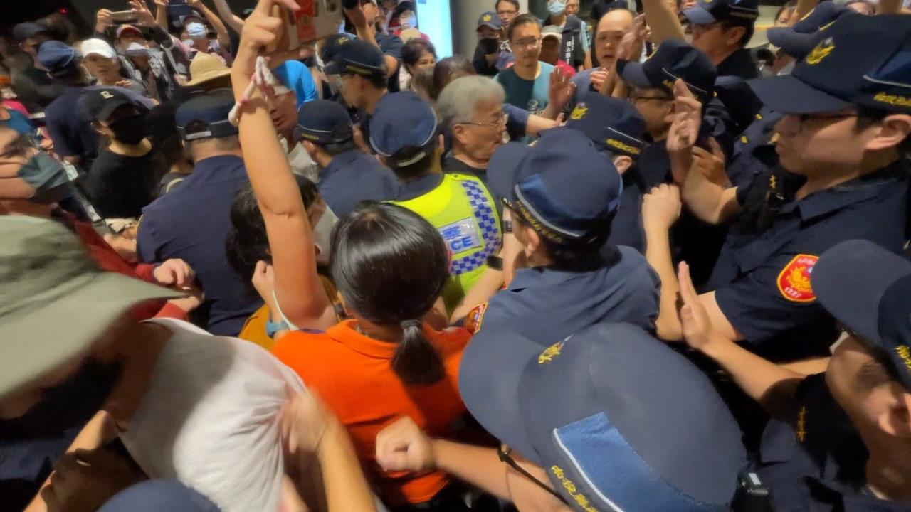 反名間鄉焚化爐！　民眾怒吼＂會議無效＂欲衝破警人牆