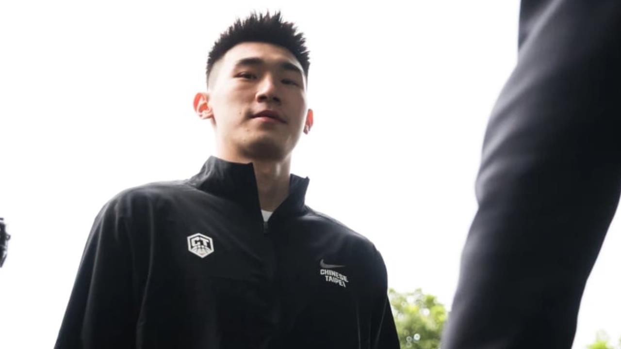 籃球／馬建豪腳踝驚悚翻折！防守被隊友踢腳遇「超恐怖扭傷」世界盃台韓大戰傷退