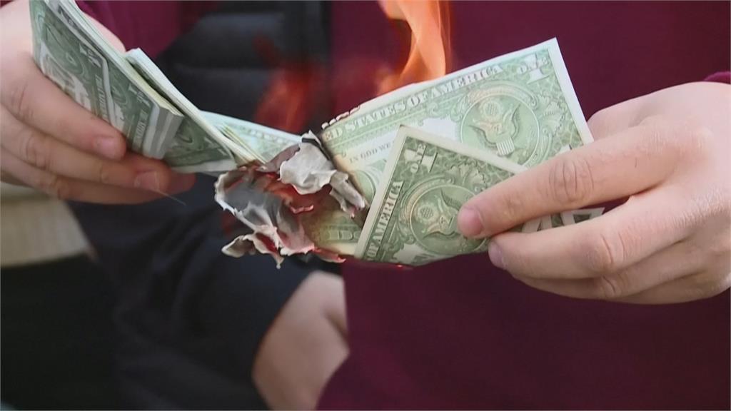 土耳其里拉兌美元1天貶15%！ 民眾怒燒假錢抗議