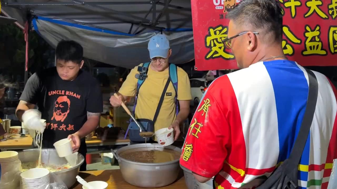 獨家！藝人吳鳳現身災區當志工　幫忙發便當、預計待兩晚