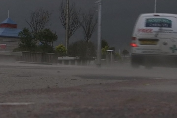 半世紀最強颶風襲愛爾蘭 3死36萬戶停電
