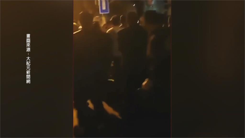 被關45天受不了！ 上海大批民眾湧街頭抗議