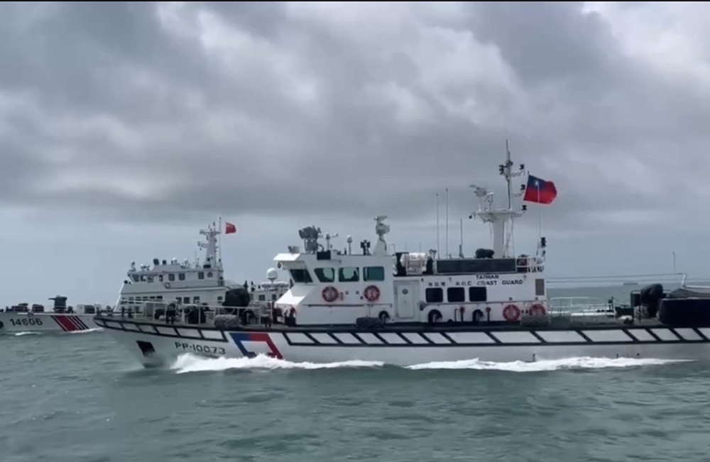 頻繁航經金門水域暗行認知作戰　海巡艦艇全程併航驅離