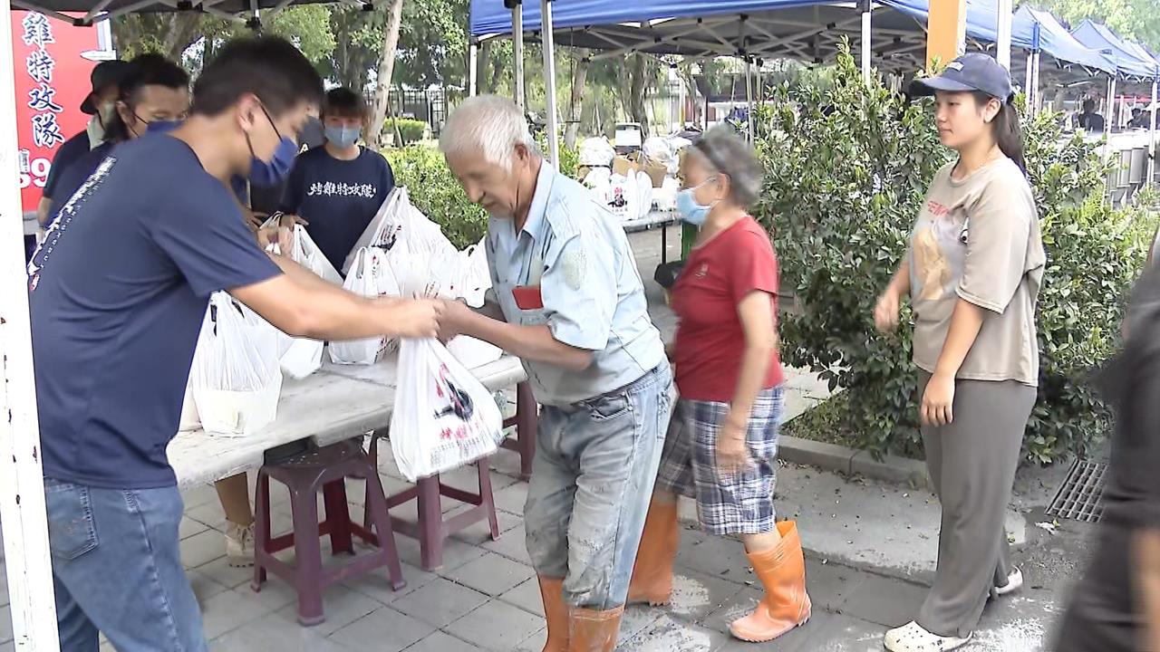 烤雞超人也來了！  「1500隻桶仔雞」災區現烤供應