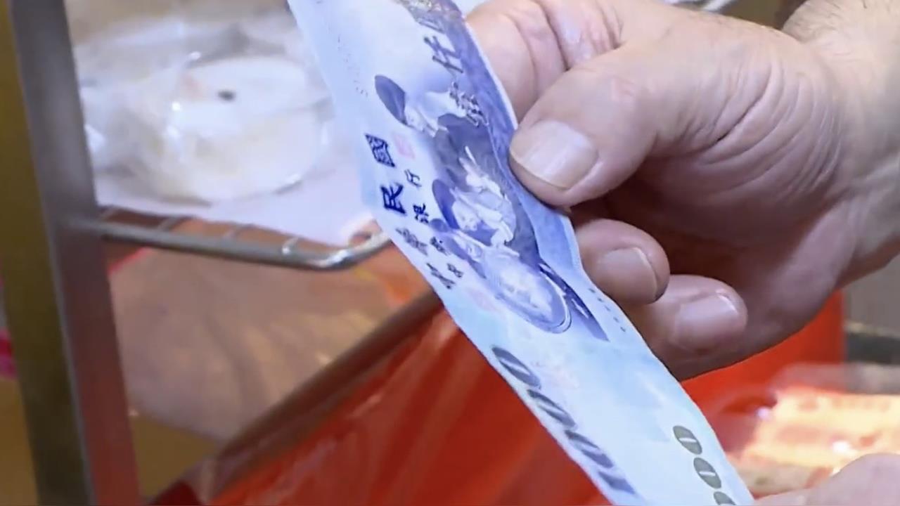 台人結帳掏千元大鈔「這舉動」引熱議 釣出一票網友共鳴:沒說這句活不下去!